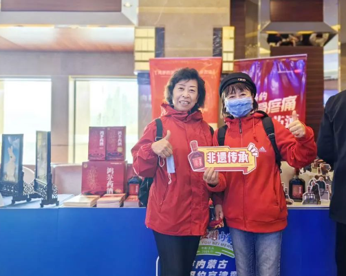 兴发娱乐药酒展位前观众踊跃互动